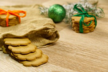 Tahta arka planda Noel kurabiyesi ya da zencefilli kurabiye..