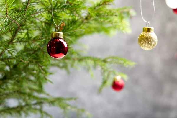 Bela composição de Natal com ornamento de Natal. Caixas de presente e decoração de Natal com árvore de Natal no fundo. Cenário de Natal para o seu cartão de saudação com espaço para texto . — Fotografia de Stock