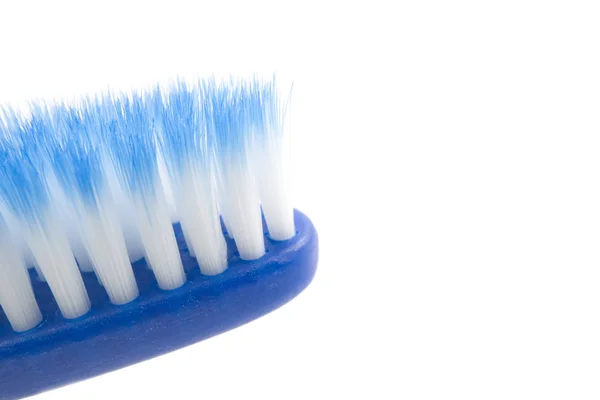 Sikat gigi biru dengan bulu biru dan putih. sikat gigi foto close-up dengan ruang fotokopi, terisolasi di atas putih . — Stok Foto