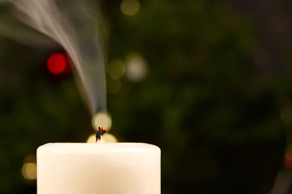 Erloschene Kerze mit rauchendem Docht, Nahaufnahme — Stockfoto