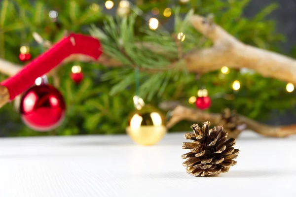 Bela composição de Natal com ornamento de Natal. Caixas de presente e decoração de Natal com árvore de Natal no fundo. Cenário de Natal para o seu cartão de saudação com espaço para texto . — Fotografia de Stock