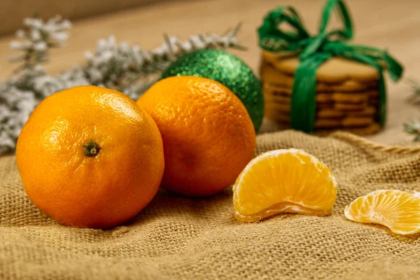 Oranges mandarines fraîches ou mandarines avec biscuits au pain d'épice sur une table en bois — Photo