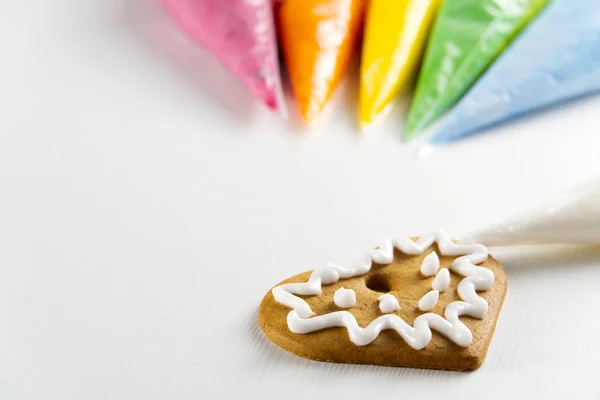 Galletas de jengibre de Navidad con glaseado dulce de colores. espacio de copia —  Fotos de Stock