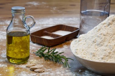 Evde İtalyan pizza hamuru yapmak için malzemeler. un, tuz, şeker, maya, zeytinyağı ve su