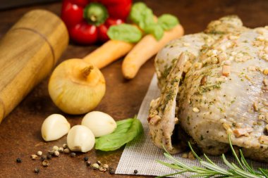 Sebzeli tavuk turşusu. Terbiye edilmiş ızgara havuç, biber, soğan, fesleğen ve biberiyeli tavuk..