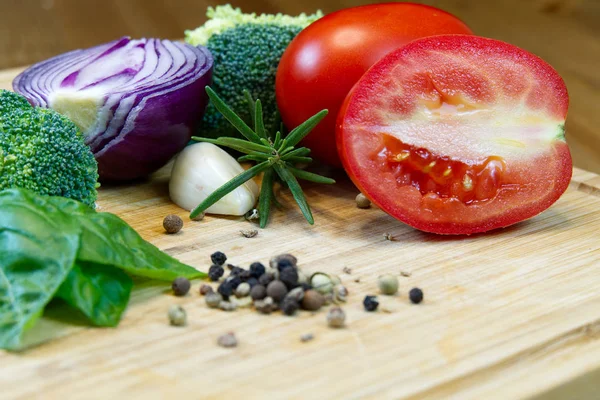 Domácí ingredience na pizzu. rajčata, bazalka, brokolice, olivový olej, cibule, česnek. rozmarýn. — Stock fotografie