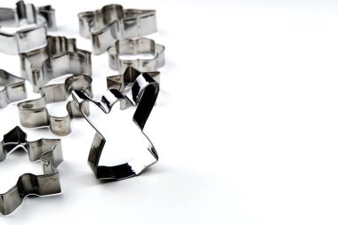 Zencefilli kurabiye keskisi. Noel kurabiyeleri pişirmek için paslanmaz çelik kalıplar. Kelebek kopyalama alanı ile beyaz üzerine izole edilmiş