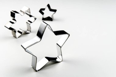 Zencefilli kurabiye keskisi. Noel kurabiyeleri pişirmek için paslanmaz çelik kalıplar. Kelebek kopyalama alanı ile beyaz üzerine izole edilmiş