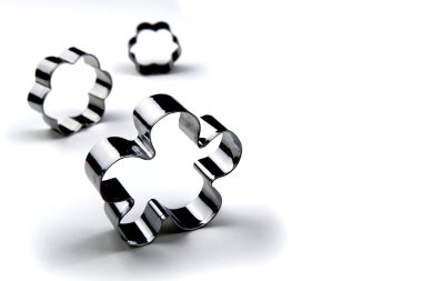 Zencefilli kurabiye keskisi. Noel kurabiyeleri pişirmek için paslanmaz çelik kalıplar. Kelebek kopyalama alanı ile beyaz üzerine izole edilmiş