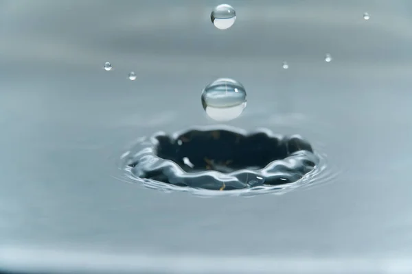 Όμορφη βουτιά της σταγόνας νερού στην επιφάνεια του νερού, φωτογραφία μακροεντολή — Φωτογραφία Αρχείου