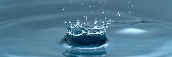 Красиві бризки краплі води на поверхні води, макро фото — стокове фото