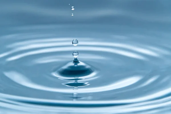 Belo respingo de gota de água na superfície da água, foto macro — Fotografia de Stock