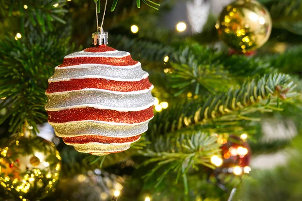 Rotes Ornament mit Weihnachtsbaum auf Hintergrund, Kopierraum für Text — Stockfoto
