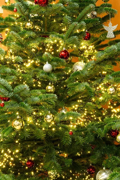 飾りやクリスマスライト付きのクリスマスツリー。クリスマスの背景として — ストック写真