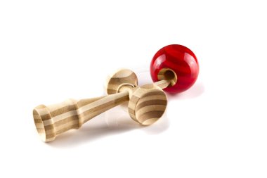Kendama Japon tahta oyuncağı beyazın üstünde izole edilmiş. Kırmızı bal ile ahşap oyuncak.