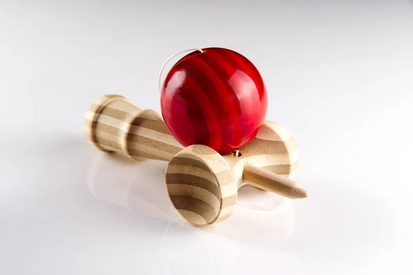 일본 산 나무 장난감 이 흰색으로 분리되어 있다. 붉은 발을 가진 나무 장난감. — 스톡 사진