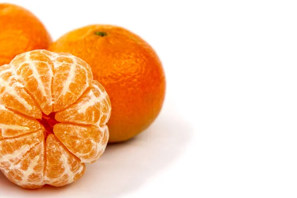 Mandarine pelée segments clémentine clémentine isolés sur fond blanc — Photo