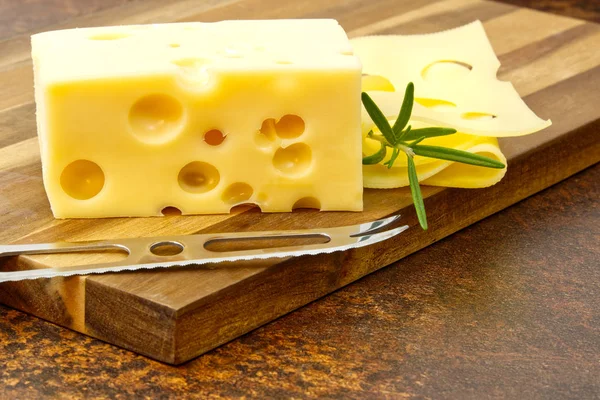 Pedazo de queso de cerca. queso en una tabla de madera — Foto de Stock