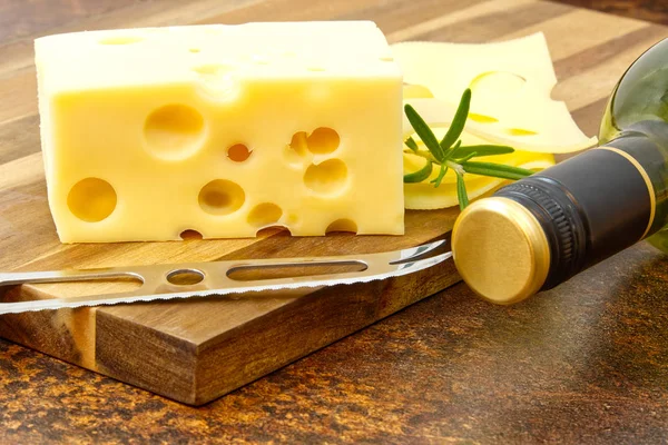 Gros plan sur le fromage. fromage sur une planche de bois — Photo