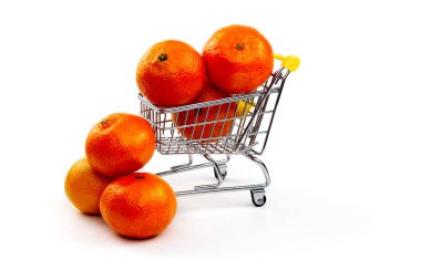 Beyaz arka planda izole edilmiş alışveriş arabasındaki bir Mandarin. Alışveriş arabasında olgun, lezzetli mandalinalar. Mandarin Ticaret Konsepti. İnternetten alışveriş konsepti. Beyaz arkaplan üzerinde araba ve mandalina