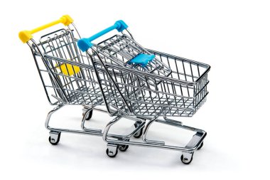 Beyaz inclluding kırpma yolu izole bir alışveriş sepeti.