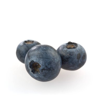 Beyaz arka planda izole edilmiş taze yaban mersini. Yakın çekim