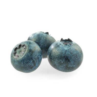 Beyaz arka planda izole edilmiş taze yaban mersini. Yakın çekim