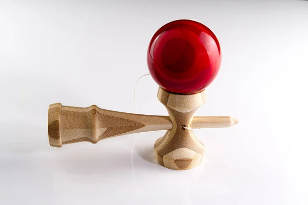 Кандама япанська дерев'яна іграшка ізольована на білому. Деревина з червоним балом.. — стокове фото