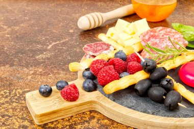 Jambonlu, parmesanlı, mavi peynirli, kavunlu, zeytinli, zeytinli, zeytinli aperatif ve jambon.