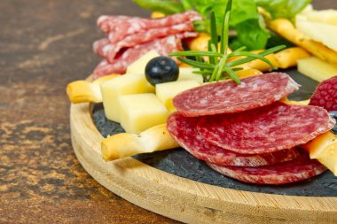 Jambonlu, parmesanlı, mavi peynirli, kavunlu, zeytinli, zeytinli, zeytinli aperatif ve jambon.