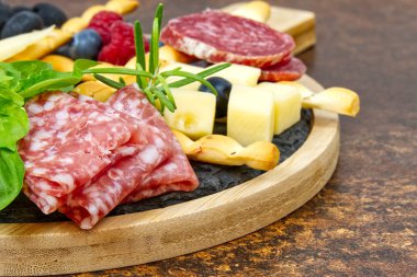 Jambonlu, parmesanlı, mavi peynirli, kavunlu, zeytinli, zeytinli, zeytinli aperatif ve jambon.