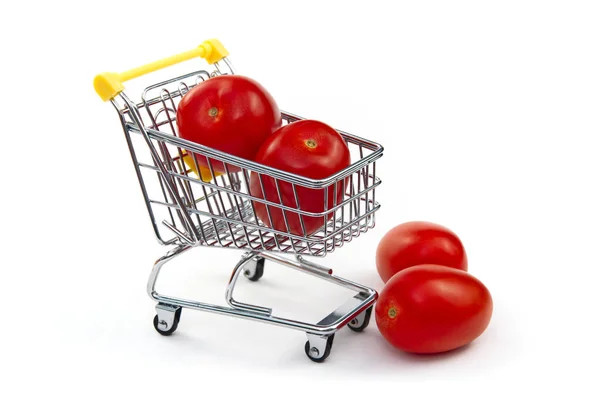 Pomidor w koszyku na białym tle. Dojrzałe czerwone pomidory w koszyku. Koncepcja handlu pomidorami. Koncepcja zakupów online. Wózek z pomidorami na białym tle. biznes — Zdjęcie stockowe