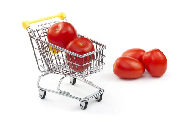 Um tomate no carrinho de compras isolado no fundo branco. Tomates vermelhos saborosos maduros no carrinho de compras. Conceito de troca de tomate. Conceito de compras online. Carrinho e tomate sobre um fundo branco. negócios — Fotografia de Stock