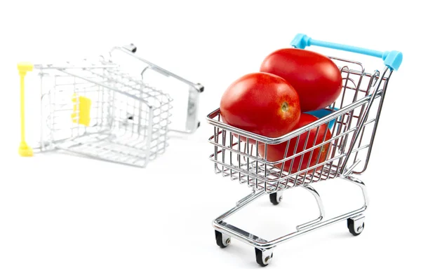 Rajče v nákupním košíku izolované na bílém pozadí. Zralá červená rajčata v nákupním košíku. Koncept obchodu s rajčaty. Online nákupní koncept. Košík a rajče na bílém pozadí. obchod — Stock fotografie