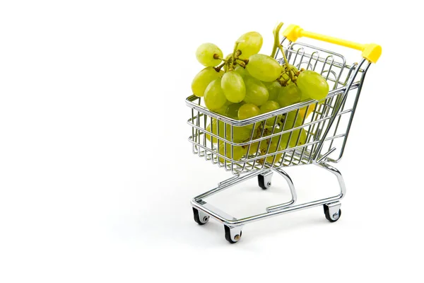 Uma uva no carrinho de compras isolado no fundo branco. Uvas verdes maduras saborosas no carrinho de compras. Conceito de comércio de uvas. Conceito de compras online. Carrinho e uva sobre um fundo branco. negócios — Fotografia de Stock