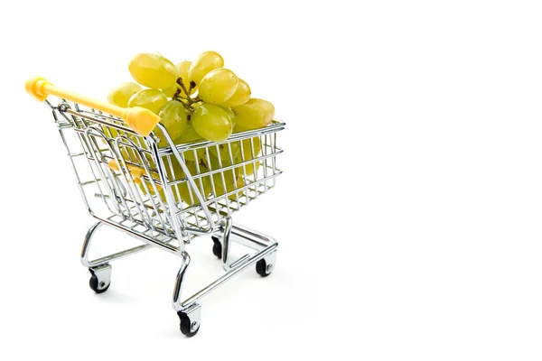 Uma uva no carrinho de compras isolado no fundo branco. Uvas verdes maduras saborosas no carrinho de compras. Conceito de comércio de uvas. Conceito de compras online. Carrinho e uva sobre um fundo branco. negócios — Fotografia de Stock