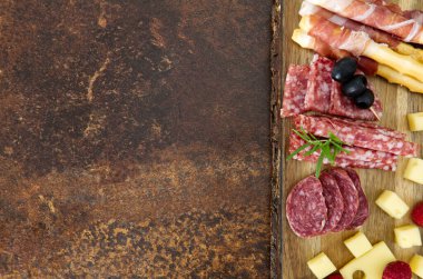 Jambonlu, parmesanlı, mavi peynirli, kavunlu, zeytinli, zeytinli aperatifli jambonlu ve peynirli aperatif.