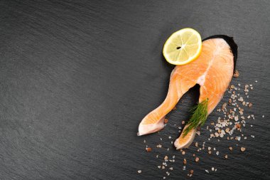 Aromatik otlar, baharatlar, biberler ve limonlu taze somon biftekleri. Sağlıklı yemek, diyet ya da yemek konsepti. kopyalama alanı olan yiyecek arkaplanı.