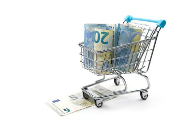 Avro banknotları beyaza izole edilmiş market arabası. alışveriş, kredi, para tasarrufu, emeklilik, yatırım kavramı