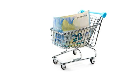 Avro banknotları beyaza izole edilmiş market arabası. alışveriş, kredi, para tasarrufu, emeklilik, yatırım kavramı