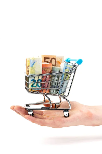 Carrello della spesa con banconote in euro a mano. Isolato su bianco. shopping, prestito, risparmio di denaro, pensione, concetto di investimento — Foto Stock