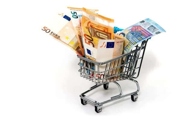 带有欧元钞票的购物车与白色隔离。 购物、贷款、储蓄、养老金、投资概念 — 图库照片