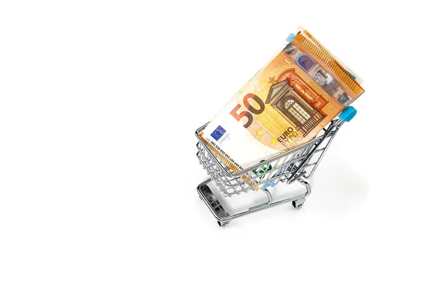 Chariot d'épicerie avec billets en euros isolés sur blanc. shopping, prêt, épargne, pension, concept de placements — Photo