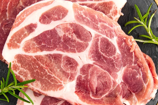 Scheibe rohes Schweinefleisch in Nahaufnahme, kann als Hintergrund verwendet werden — Stockfoto