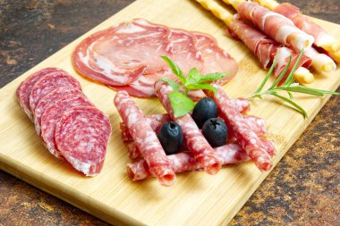 Jambonlu, parmesanlı, mavi peynirli, kavunlu, zeytinli, zeytinli, zeytinli aperatif ve jambon.