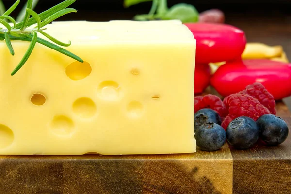 Masová a sýrová antipasti svačinka se šunkou Prosciutto, parmezánem, sýrem Blue, melounem Cantaloupe a olivami na olivovém dřevě servírovací deska na tmavém kamenném pozadí — Stock fotografie