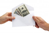 Naše dolarové bankovky v bílé obálce na bílém pozadí. koncept úplatku, dolu, daru, převodu peněz