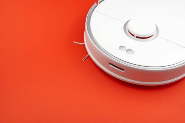 Robot elektrikli süpürge kırmızı arka planda izole edildi, yakın plan fotoğrafı. Fotoğrafı kapat