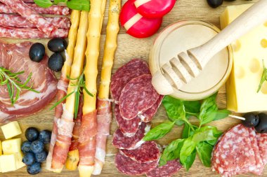 Jambonlu, parmesanlı, mavi peynirli, kavunlu, zeytinli, zeytinli, zeytinli aperatif ve jambon.