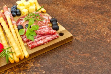 Jambonlu, parmesanlı, mavi peynirli, kavunlu, zeytinli, zeytinli, zeytinli aperatif ve jambon.